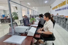 Hoạt động tại Trung tâm hành chính công tỉnh Ninh Thuận. (Ảnh: Công Thử/TTXVN)