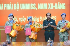 Thượng tướng Phùng Sĩ Tấn, Phó Tổng Tham mưu trưởng Quân đội Nhân dân Việt Nam trao quyết định cho các sỹ quan nhận nhiệm vụ. (Ảnh: An Đăng/TTXVN) 