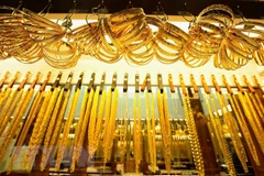 Trang sức vàng được bày bán tại tiệm kim hoàn ở Los Angeles, California, Mỹ. (Ảnh: Getty/TTXVN) 