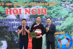 Giám đốc Sở Văn hóa Thể thao và Du lịch tỉnh Lai Châu Lương Chiến Công trao chứng nhận giải thưởng du lịch cộng đồng ASEAN cho điểm bản Sin Suối Hồ. (Ảnh: TTXVN phát)