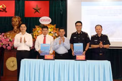 Sở Giao thông Vận tải và Cục Hải quan Thành phố Hồ Chí Minh ký kết quy chế phối hợp thu phí cảng biển. (Ảnh: Tiến Lực/TTXVN)