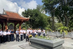 Lãnh đạo tỉnh Hà Tĩnh và người dân địa phương dâng hương tưởng niệm tại phần mộ Đại Thi hào Nguyễn Du, huyện Nghi Xuân, tỉnh Hà Tĩnh. (Ảnh: Hữu Quyết/TTXVN)