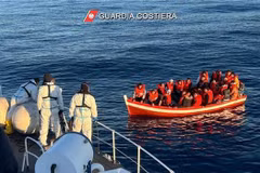 Lực lượng Bảo vệ Bờ biển Italy (trái) giải cứu những người di cư trên Địa Trung Hải ngày 10/4/2023. (Ảnh: AFP/TTXVN) 