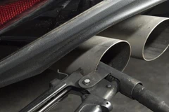 Kiểm tra bộ phận phát thải của xe ôtô Volkswagen tại cơ quan thanh sát kỹ thuật ở Ludwigsburg, miền Tây Nam Đức, ngày 7/8/2021. (Ảnh: AFP/TTXVN) 