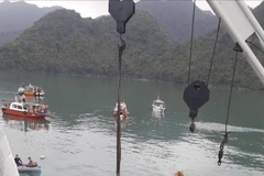 Các lực lượng trục vớt các phần của trực thăng Bell-05. (Ảnh: TTXVN phát) 