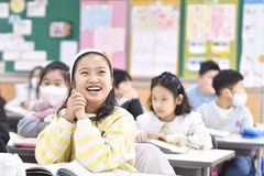 Trẻ em bỏ khẩu trang trong lớp học tại thành phố Daegu, Hàn Quốc sau khi nước này chính thức bãi bỏ quy định bắt buộc đeo khẩu trang trong hầu hết các không gian công cộng trong phòng kín, ngày 30/1/2023. (Ảnh: Yonhap/TTXVN)
