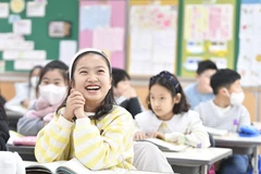 Trẻ em bỏ khẩu trang trong lớp học tại thành phố Daegu, Hàn Quốc sau khi nước này chính thức bãi bỏ quy định bắt buộc đeo khẩu trang trong hầu hết các không gian công cộng trong phòng kín, ngày 30/1/2023. (Ảnh: Yonhap/TTXVN)
