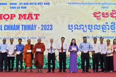 Bí thư Trung ương Đảng, Chủ tịch Ủy ban Trung ương Mặt trận Tổ quốc Việt Nam Đỗ Văn Chiến và Bí thư Tỉnh uỷ, Chủ tịch HĐND tỉnh Cà Mau Nguyễn Tiến Hải trao quà cho 20 đại biểu người có uy tín trong đồng bào dân tộc Khmer tỉnh Cà Mau. (Ảnh: Huỳnh Anh/TTXVN