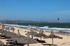 Biển Mũi Né luôn thu hút đông đảo du khách đến nghỉ dưỡng và chơi các môn thể thao trên biển. (Ảnh: Hồng Hiếu/TTXVN) 