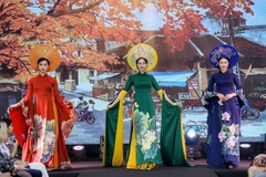 Trình diễn Bộ sưu tập Áo dài Việt Nam gấm hoa của Nhà thiết kế Nguyễn Lan Vy. (Ảnh: Tuấn Đức/TTXVN)
