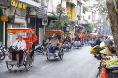 Đoàn khách du lịch quốc tế tham quan phố cổ Hà Nội. (Ảnh: Minh Quyết/TTXVN)