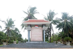 Tấm bia tại Di tích Trụ sở Chính phủ Cách mạng lâm thời Cộng hòa miền Nam Việt Nam ghi lại sự kiện lãnh tụ Cuba Fidel Castro đến thăm. (Ảnh: Nguyên Lý/TTXVN) 