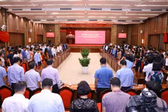 Lãnh đạo, cán bộ thành ủy, Ủy ban Nhân dân thành phố Hà Nội dành 1 phút mặc niệm các nạn nhân đã tử vong trong vụ cháy chung cư mini tại phố Khương Hạ (Thanh Xuân, Hà Nội). (Ảnh: Văn Điệp/TTXVN)