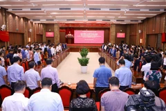 Lãnh đạo, cán bộ thành ủy, Ủy ban Nhân dân thành phố Hà Nội dành 1 phút mặc niệm các nạn nhân đã tử vong trong vụ cháy chung cư mini tại phố Khương Hạ (Thanh Xuân, Hà Nội). (Ảnh: Văn Điệp/TTXVN)