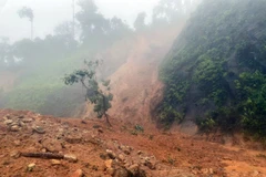 Sạt lở khối lượng lớn đất đá trên tuyến đường Hồ Chí Minh tại km 392 đoạn ngang qua xã A Roàng, huyện A Lưới, tỉnh Thừa Thiên-Huế. (Ảnh: TTXVN phát) 