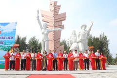 Các đại biểu cắt băng khánh thành công trình nâng cấp, chuyển chất liệu tượng đài Đồng Khởi Bến Tre. (Ảnh: Chương Đài/TTXVN) 