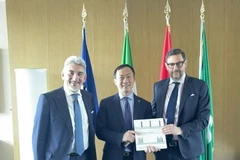 Đại sứ Dương Hải Hưng cùng Phó Chủ tịch Vùng Lombardia, ông Marco Alparone. (Ảnh: Thanh Hải/TTXVN)