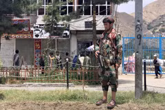 Một thành viên Taliban gác gần hiện trường vụ đánh bom ở tỉnh Badakhshan, miền Bắc Afghanistan, ngày 6/6/2023. (Nguồn: AFP/TTXVN)