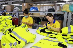 Gia công hàng dệt may xuất khẩu tại Thành phố Hồ Chí Minh. (Ảnh: Hồng Đạt/TTXVN) 