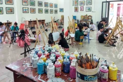 Hằng năm, cứ vào dịp hè, Bảo tàng Mỹ thuật xã Cổ Đô, huyện Ba Vì, thành phố Hà Nội lại tổ chức lớp học vẽ miễn phí cho các em thiếu nhi tại xã và vùng lân cận. (Nguồn: Vietnam+) 