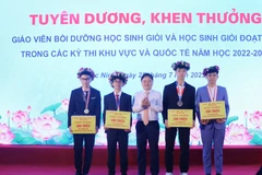 Em Nguyễn Tuấn Phong (ngoài cùng, bên trái) được tuyên dương học sinh đoạt giải quốc tế. (Ảnh: Thái Hùng/TTXVN) 