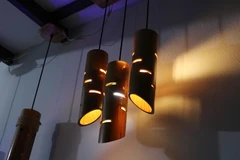 Những chiếc đèn ống tre được chàng trai trẻ Hà Văn Thời làm ra nhìn độc, lạ và thân thiện môi trường. (Ảnh: Đinh Thùy/TTXVN)