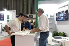 Doanh nghiệp Italy giới thiệu công nghệ mới tại chuỗi triển lãm. (Ảnh: Mỹ Phương/TTXVN)