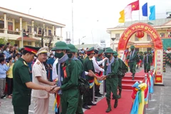 Các tân binh phấn khởi lên đường nhập ngũ. (Ảnh: Chanh Đa/TTXVN)