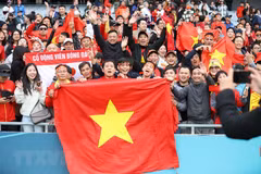 Rất đông khán giả nhiệt thành đã đến cổ vũ cho Đội tuyển Nữ Việt Nam trên sân Eden Park. (Ảnh: TTXVN phát) 