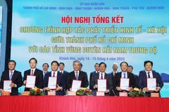 Lãnh đạo Thành phố Hồ Chí Minh và 6 tỉnh duyên hải Nam Trung Bộ ký kết hợp tác phát triển kinh tế-xã hội giai đoạn 2023-2025. (Ảnh: Tiên Minh/TTXVN)