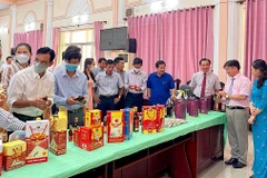 Các đại biểu tham quan gian hàng sản phẩm được công nhận là sản phẩm OCOP của thành phố Phú Quốc. (Nguồn: Cổng Thông tin Điện tử tỉnh Kiên Giang)