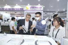 Khách tham quan các gian hàng trưng bày sản phẩm về răng hàm mặt tại triển lãm năm 2022. (Ảnh: Minh Quyết/TTXVN)
