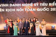 Ban tổ chức trao hoa và biểu trưng cho các nghệ sỹ để ghi nhận những đóng góp của các nghệ sỹ tiêu biểu của Liên hoan Kịch nói và Cải lương toàn quốc năm 2022. (Ảnh: Đại Nghĩa/TTXVN) 