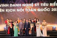 Ban tổ chức trao hoa và biểu trưng cho các nghệ sỹ để ghi nhận những đóng góp của các nghệ sỹ tiêu biểu của Liên hoan Kịch nói và Cải lương toàn quốc năm 2022. (Ảnh: Đại Nghĩa/TTXVN) 