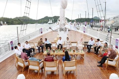Thủ tướng Phạm Minh Chính cùng các nhà lãnh đạo ASEAN tham quan vùng biển Labuan Bajo. (Ảnh: Dương Giang/TTXVN) 