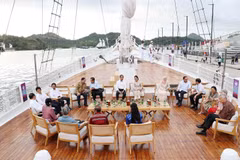 Thủ tướng Phạm Minh Chính cùng các nhà lãnh đạo ASEAN tham quan vùng biển Labuan Bajo. (Ảnh: Dương Giang/TTXVN) 