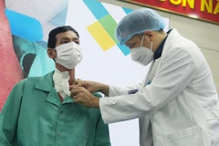 Một bệnh nhân bị hóc xương cá nhưng phải phẫu thuật mở cổ để lấy dị vật. (Ảnh: Đinh Hằng/TTXVN)