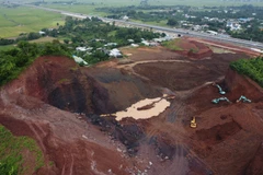 Một số vị trí đã được tạo lại mái dốc chống sạt lở. (Ảnh: Công Phong/TTXVN)