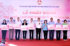 Phó Chủ tịch Ủy ban Nhân dân Trần Phước Lộc và Chủ tịch Ủy ban Mặt trận Tổ quốc Việt Nam Thành phố Hồ Chí Minh Trần Kim Yến trao tượng trưng kinh phí phương tiện sinh kế năm 2023 cho Ban Vận động Quỹ Vì người nghèo các quận, huyện và thành phố Thủ Đức. (Ả