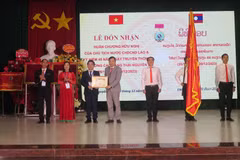 Ông Latanaphayvanh Dai, Bí thư thứ nhất nước Cộng hòa Dân chủ Nhân dân Lào tại Việt Nam, trao Huân chương Hữu nghị cho Trường Cao đẳng Thái Nguyên. (Ảnh: Quân Trang/TTXVN)