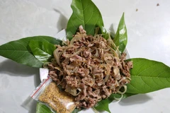 Nem ngựa thường được ăn chung với lá ổi, lá sung, đinh lăng, lá mơ, lộc vừng. (Ảnh: Danh Lam/TTXVN)