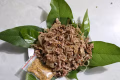 Nem ngựa thường được ăn chung với lá ổi, lá sung, đinh lăng, lá mơ, lộc vừng. (Ảnh: Danh Lam/TTXVN)