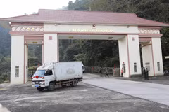 Phương tiện chở hàng xuất nhập khẩu qua lại tại Cửa khẩu Nà Nưa, tỉnh Lạng Sơn. (Ảnh: Quang Duy/ TTXVN)