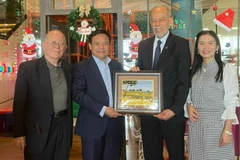 Đại sứ Việt Nam tại Brazil Bùi Văn Nghị (thứ 2, từ trái sang) tặng quà lưu niệm cho ông Inácio Arruda, Chủ tịch Hội Hữu nghị Brazil-Việt Nam. (Ảnh: TTXVN phát) 