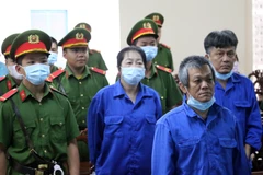 Bị cáo Nguyễn Thị Kim Hạnh (Mười Tường) cùng đồng phạm nghe Hội đồng xét xử tuyên án. (Ảnh: Công Mạo/TTXVN)