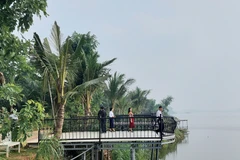 Du khách thưởng lãm vẻ đẹp hồ Đồng Mô, thị xã Sơn Tây (Hà Nội). (Ảnh: Đinh Thuận/TTXVN)