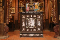 Tủ thờ được giữ nguyên bản từ xưa tại gian thờ chính của căn Nhà cổ Ông Kiệt. (Ảnh: Minh Hưng/TTXVN) 