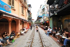 Quán càphê mọc san sát hai bên đường tàu - một đoạn đường nằm dọc hai bên tuyến đường sắt từ ga Hà Nội đến ga Long Biên, chạy cắt qua đường Lê Duẩn-Trần Phú-Cửa Đông và Phùng Hưng (quận Hoàn Kiếm, Hà Nội). (Ảnh: Tuấn Anh/TTXVN) 