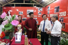 Đại biểu tham quan triển lãm. (Ảnh: Tường Vi/TTXVN)