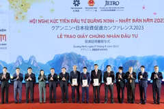 Trao Giấy chứng nhận đầu tư cho các dự án FDI của Nhật Bản tại tỉnh Quảng Ninh. (Ảnh: Văn Đức/TTXVN)